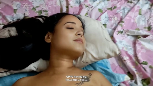 Madhumita erkek arkadaşını çok yakın bir şekilde çok romantik bir videoya bayılıyor - üvey erkek kardeşi ve üvey kız kardeşiyle seks