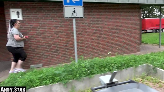 Büyük götlü Alman genç kız işiyor ve döllendikten sonra açık havada sikiliyor