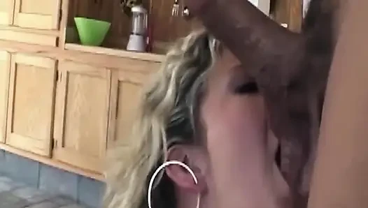 Sarışın Vixen zonklayan yarağı gırtlağına kadar alıyor ve sırılsıklam tükürüyor