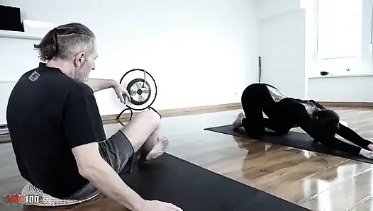 Lexy karma dövmeli Fransız orta yaşlı seksi kadın yoga taytında emiyor ve sert sikişiyor