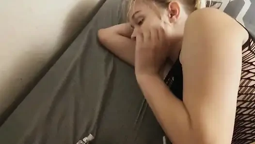 Addy Haze'in güzel amcığı sikiliyor ve yüzüne sürpriz boşalma