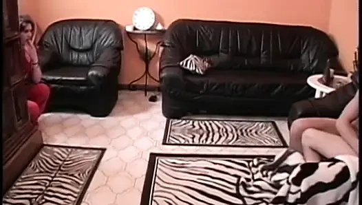 İki adam ve orta yaşlı seksi kadın birbirini sikiyor