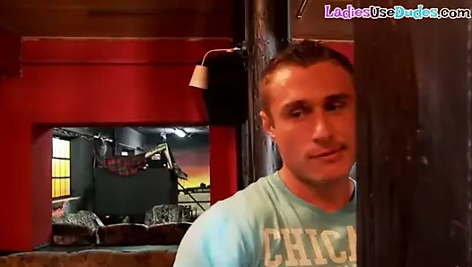 Euro metresleri üç yollu itaatkar erkek arkadaşının popo oynuyor