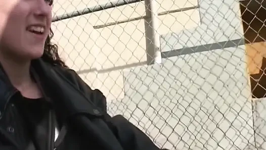 Olgun sarışının ayaklarına tapılıyor ve amcığı sert sikiliyor