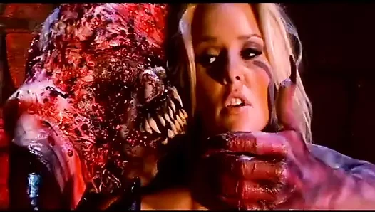 Döl yutmadan önce sevimli sarışın büyük yarağı göt deliğine sokuyor