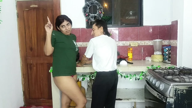 Üvey baba büyük götlü üvey kızını mutfakta sikiyor