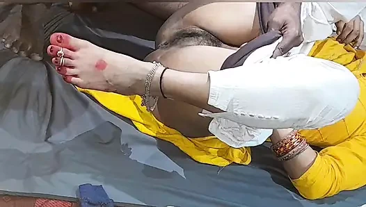 Yeni aşk evli çiftin romantizmi ve Hintçe seks videosunda sikiliyor