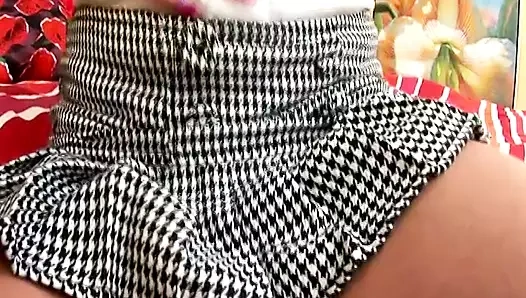 Randy yarak emiyor üniformalı sürtük sikiliyor