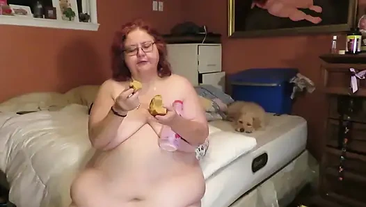 Dağınık pasta ve kefir yeme ve şapırtı videosu