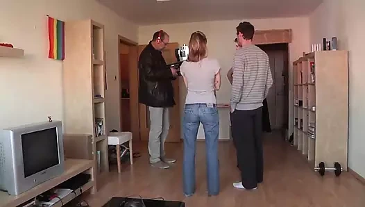 Seksi çift yatak odasında amcık yalıyor