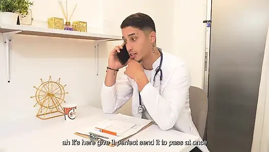 Doktor azgın hastasını kalın yarağıyla çılgınca sikerek uyuşmuş amını iyileştiriyor