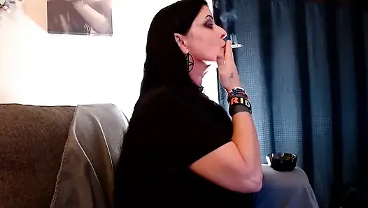 Orta yaşlı seksi kadın sigara içiyor