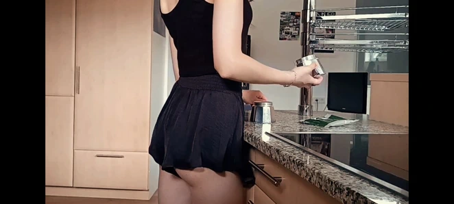 Mutfakta hava ısınıyor - Beni arkadan alıyor ve beni sert sikiyorvi