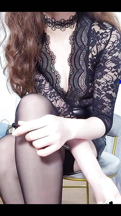 Siyah çoraplı seksi üvey anne