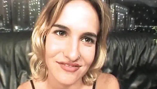 Sarışın hatun yüze boşalmak için büyük yarağı gırtlağına kadar alıyor