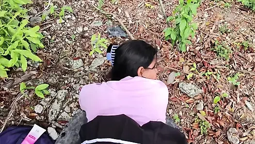 Sikini emmek ve açık havada beni sikmesini istedim, bu gerçekten hoşuma gitmek