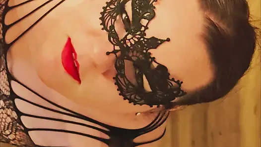 İri güzel kadın orta yaşlı seksi kadın maskeli anne sakso çekiyor ve sikiliyor