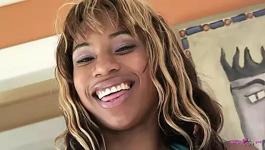 Onu yiyip parmaklamanın bir ödülü olarak zevk tavşanı büyük yarağını tatmin ediyor