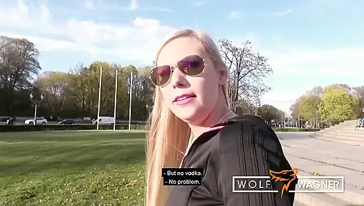 Lena Nitro sıkı küçük göt deliğinden bir yarak hissetmeyi seviyor!