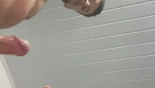 Yumuşak emmek ve damarlı penisin ağızda sertleştiğini hissetmek - Yüz boşalması bölüm 2, VIP'te mevcut.