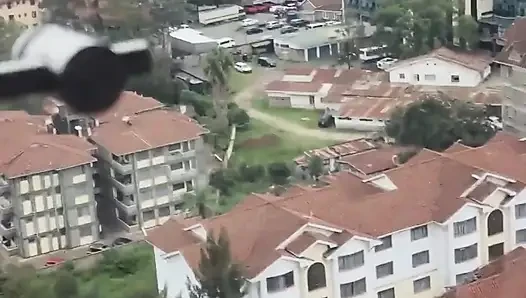 Sevimli kız balkonda bask çekerken ve porno izlerken mastürbasyon yaparken suç üstü suçüstü yakalandı!//balkon mastürbasyonu