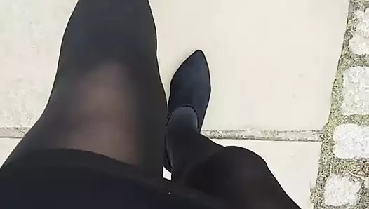 siyah külotlu çorap içinde yürümek