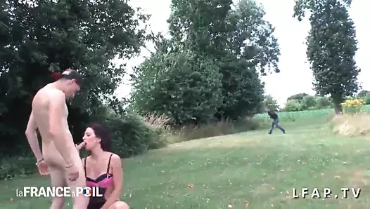 Belle petite pute suce des bites en pleine rue