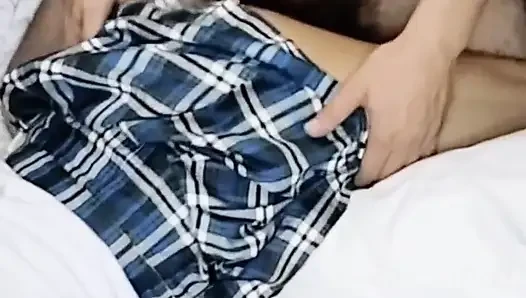 Taylandlı kız öğrenci yetişkinlerin annesinin evinde onu sikmesine izin veriyor.