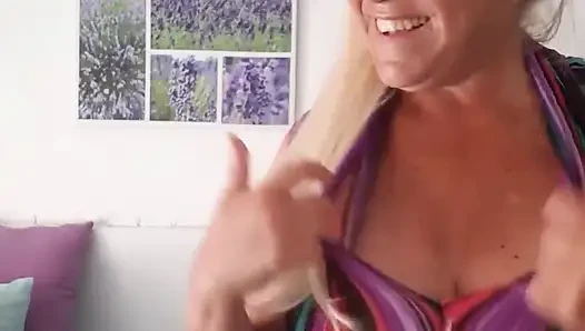 Bayan Fina selfie çubuğuyla mastürbasyon yapıyor, her zamankinden daha azgın
