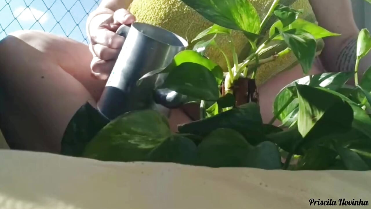 Üvey anne üvey oğlunun bahçe eğitimi veren arkadaşı için video çekiyor - bölüm 02