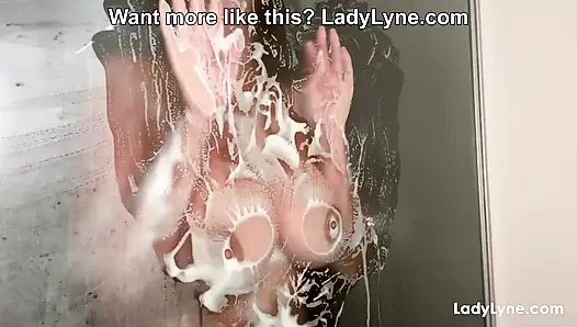 Keşke burada olsaydınız! Ladylyne duşta göğüslerine cama bastırıyor