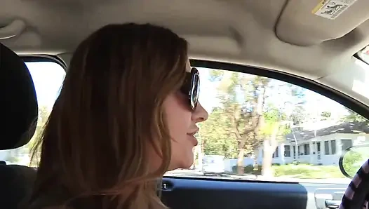 Ateşli sürtük parmaklıyor ve göt deliğine anal boncuk sokuyor