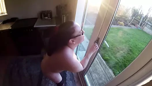 Fransız pencerelerinde elbise içinde yanıp sönüyor