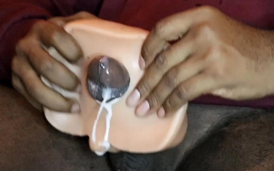 Büyük zenci yarağı boşalana kadar seksi adam götten sikişiyor