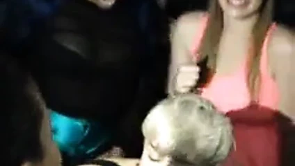 Miley cyrus bir kulüpte dans ediyor 02