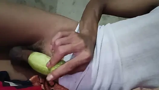Jujut'un solo oynadığı, hıçramış salatalıklarla oynadığı ifade