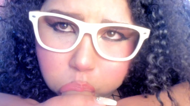 Bol tükürüklü çok lezzetli bir yarak emiyor. Senin için de aynı şeyi yapmamı ister misin?