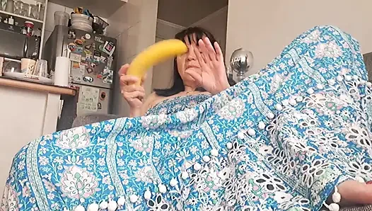 Üvey anne sandalyede amına dokunuyor