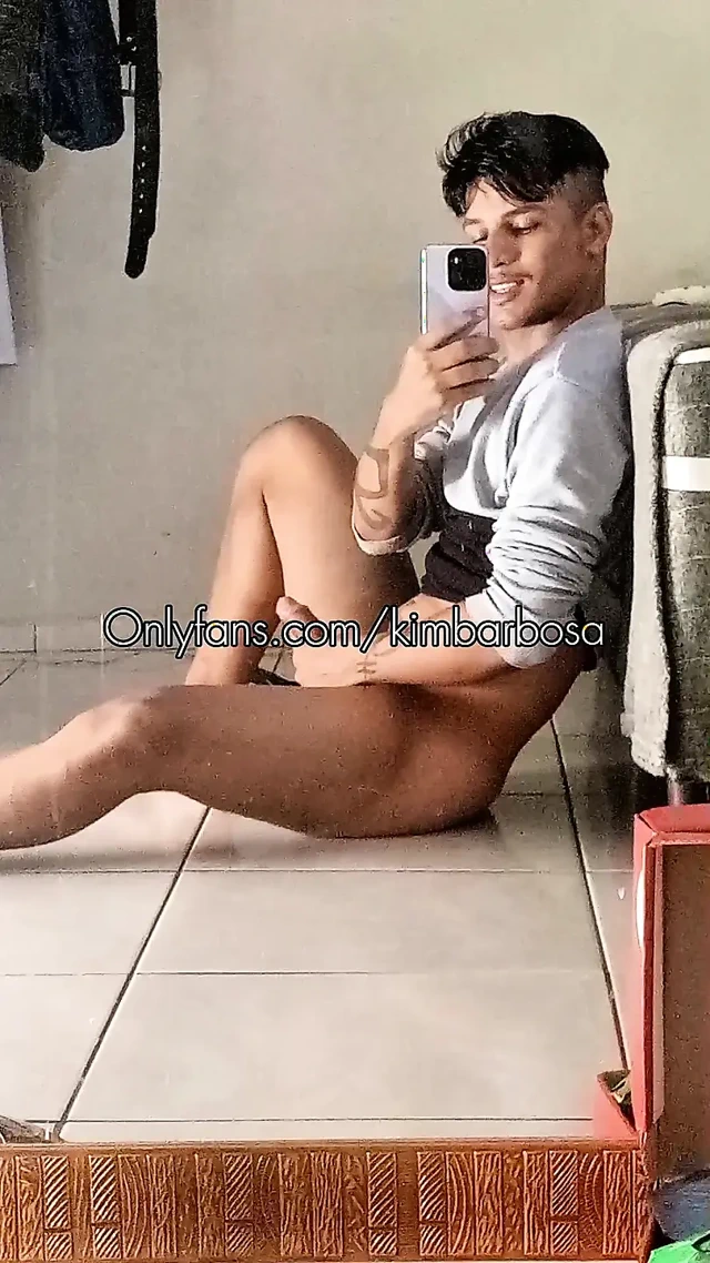 Genç adam mastürbasyon yapıyor