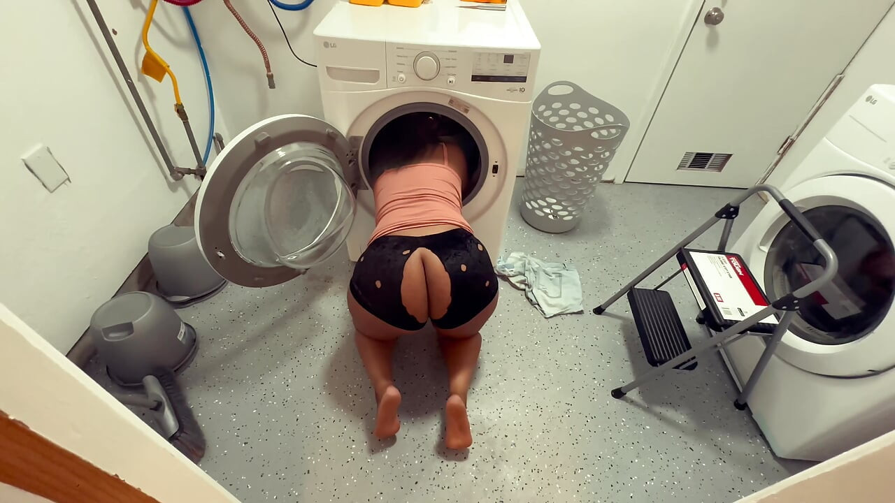 GÜZEL ZENCI SÜRTÜK ÇAMAŞıR YıKARKEN GÖT DELIĞINI VE AMıNı PARÇALıYOR
