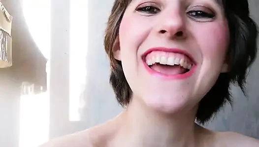 Giantess yenmeyi sevdiğini fark ediyor