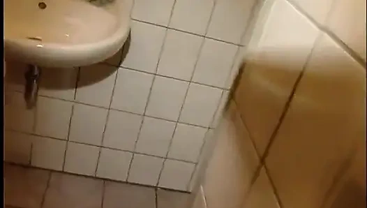 Amatör esmer genç kız büyük yarağı emiyor ve domalarak sikiliyor