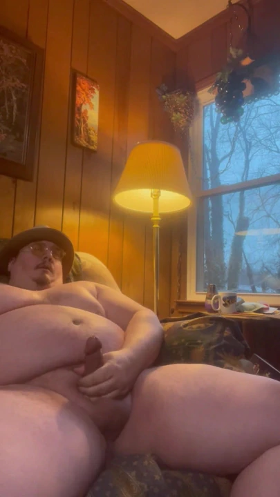 Tombul ayı şişman baba bubba burly mutfakta esneme ve kanepede fapping. | Klip 1