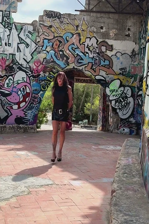 Trans sahibe Naomiperv açık havada meme ucunu kırbaçlıyor