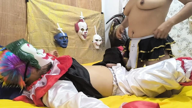 Yatağımda seksi bir palyaço beliriyor ve cadılar bayramında ona binmeye başlıyorum.