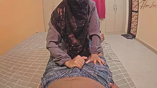 Azgın orta yaşlı seksi kadın kocasının arkadaşını sikiyor.