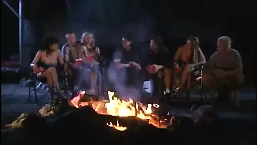 Bir adam gezi sırasında bungalovda iki istenen sürtüğü servis ediyor