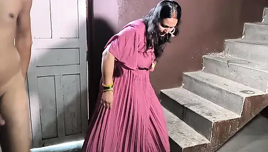 Üvey anne üvey oğlu azgın orta yaşlı seksi kadınla sikişiyor