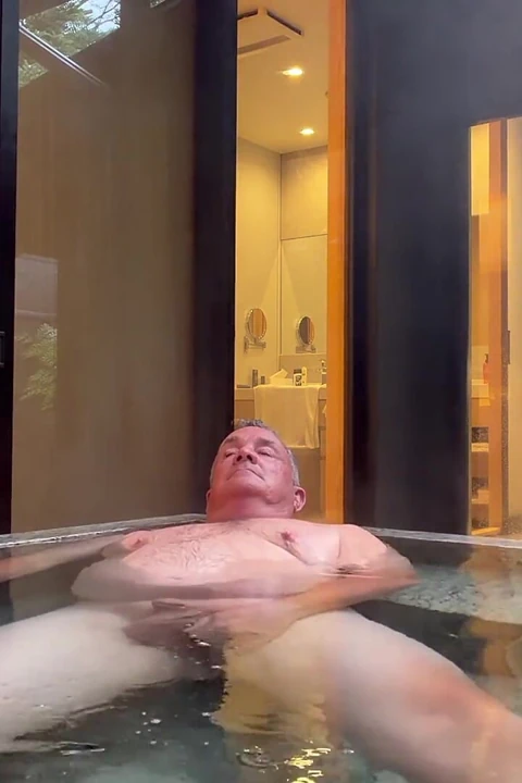 Soyunuyor ve jakuziye biniyor.