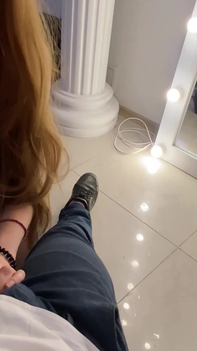 Tasma üzerinde yürürken sürtük efendisine derin, salyalı bir sakso çekti | Klip 1